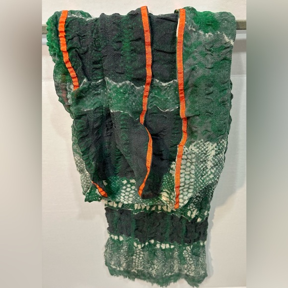 Beautiful 100% Wool lightweight., 33 inches wide & 66 long. Like New! - Picture 9 of 12